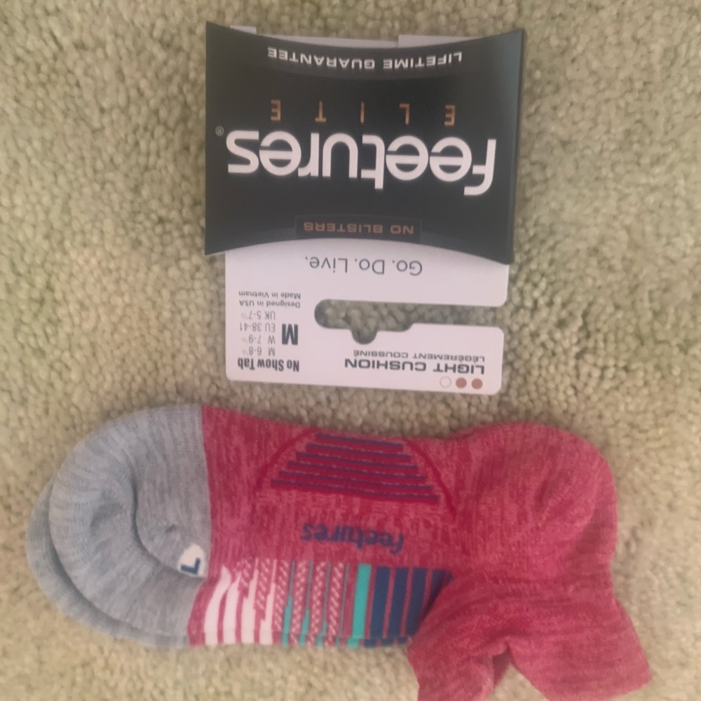 COPY - NWT Feetures socks
